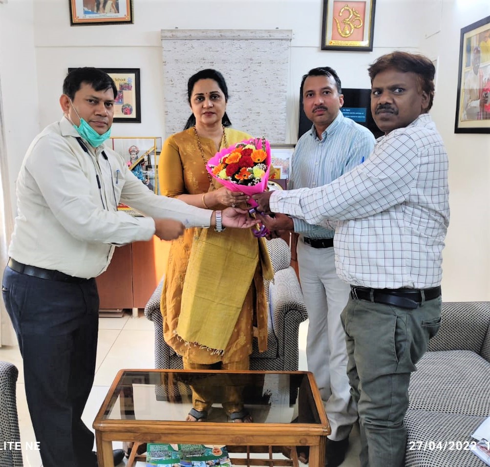 aigetoachq's tweet photo. Team @aigetoachq meets Smt @SunitaDuggal7, Hon'ble MP Loksabha and Member of the parliamentary committee on Communication &amp; IT. Team AIGETOA precipitated the issue of extending E2 scales to  JTOs &amp; JAOs who are facing pay loss for years on account of non resolution of this issue https://t.co/DbSBy4xBhl