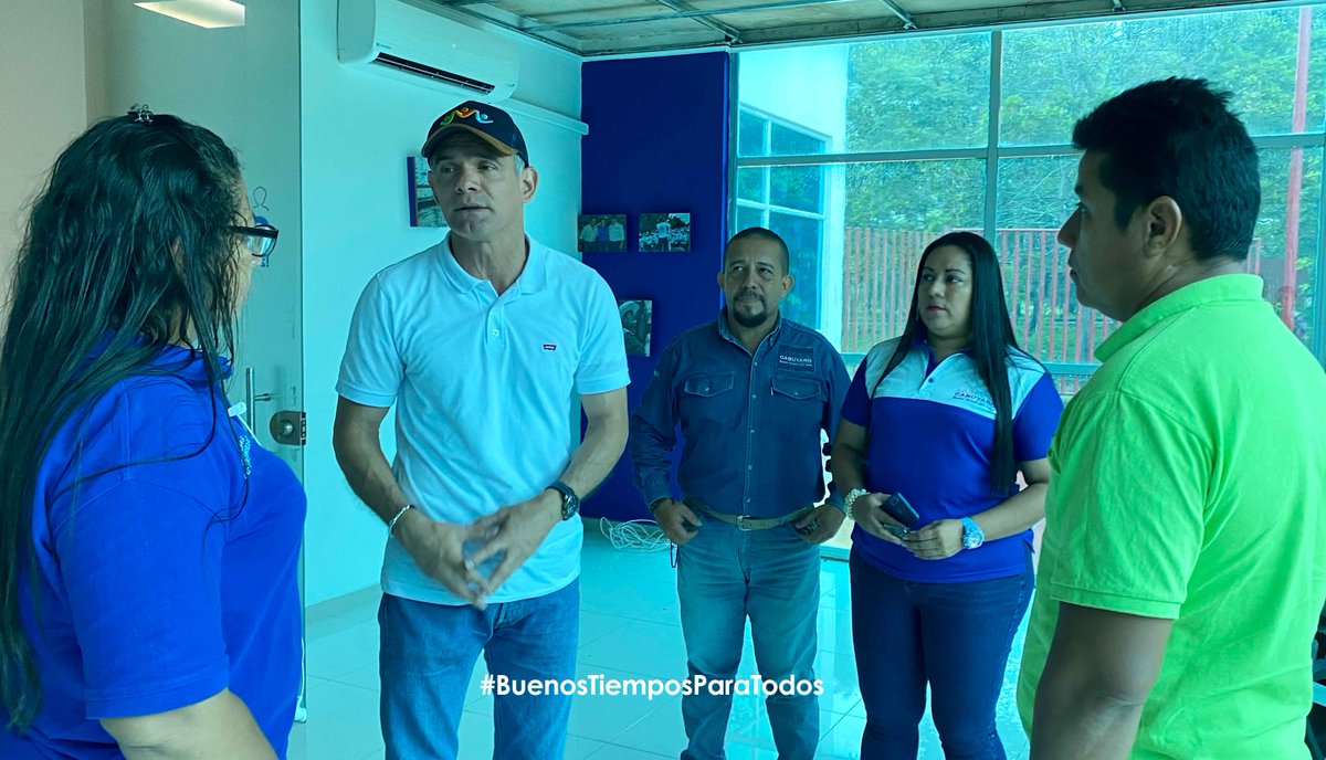 Alcaldiacabuyar's tweet photo. #AEstaHora La alcaldesa Diana Mendoza Espinel y el secretario de competitividad y Desarrollo Fernando Salgado se reúnen para trabajar articuladamente y dar inicio a la jornada de #ImpulsaMeta. @GobMeta
#BuenosTiemposParaLaCompetitividadYEmpleo
#CabuyaroSoyYo https://t.co/AQgdgjW31a