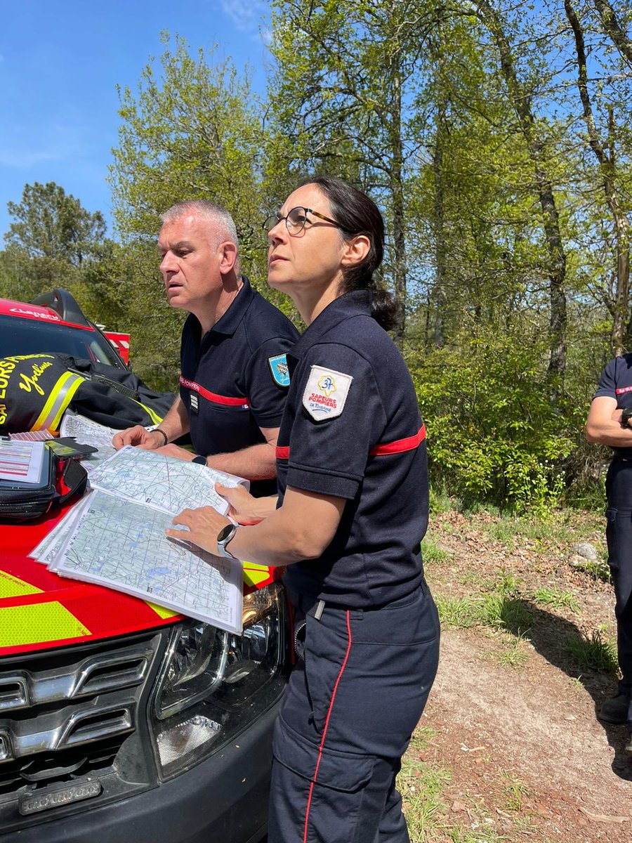 SDIS_18's tweet photo. #FDF3 Après les mises en situation professionnelles de début de semaine, le travail continue avec des mises en situation COS-DOS en présence de Madame la Sous-Prefète de Vierzon qui joue son rôle avec les futurs chefs de groupe FDF #interservices  ⁦⁦@Prefet18⁩ https://t.co/ZabuY9omCP