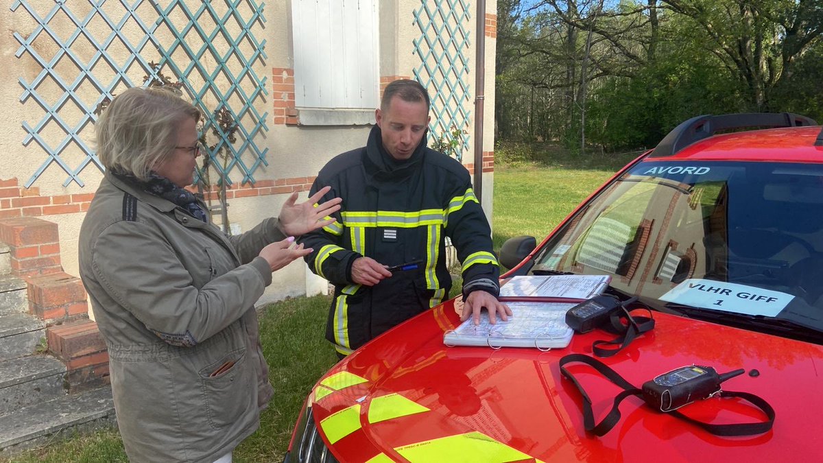 SDIS_18's tweet photo. #FDF3 Après les mises en situation professionnelles de début de semaine, le travail continue avec des mises en situation COS-DOS en présence de Madame la Sous-Prefète de Vierzon qui joue son rôle avec les futurs chefs de groupe FDF #interservices  ⁦⁦@Prefet18⁩ https://t.co/ZabuY9omCP