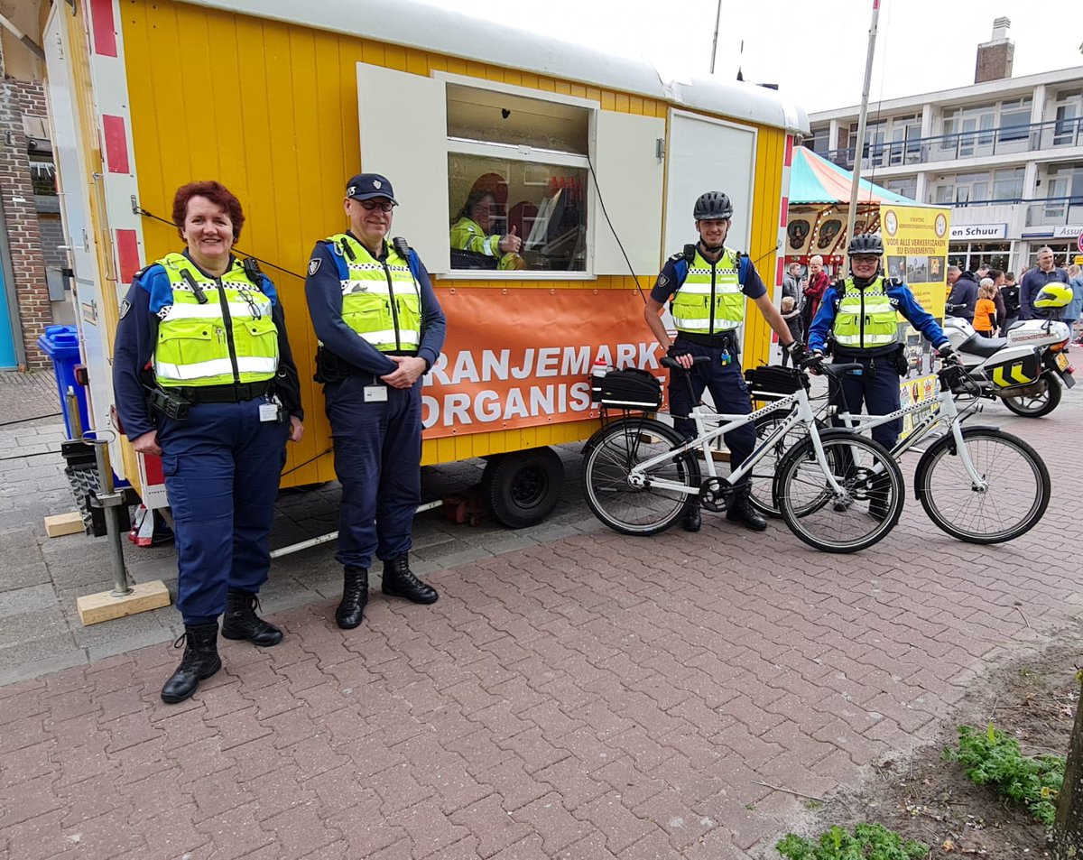 HandhavingMG's tweet photo. Oranjemarkt 2022 #Sappemeer #Middengroningen #koningsdag2022 https://t.co/mcJjW8eKa6