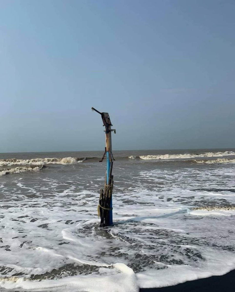 akshya_patra's tweet photo. This is the story of Satabhaya village in Odisha 🇮🇳 where over 700 families lived here once upon a time. This village is now submerged into the sea due to sea level rising. This hand pump is a symbol of “climate change”. 7 villages vanished so far. 
PC:@nilamadhabpanda https://t.co/jE6uW0Y3jL