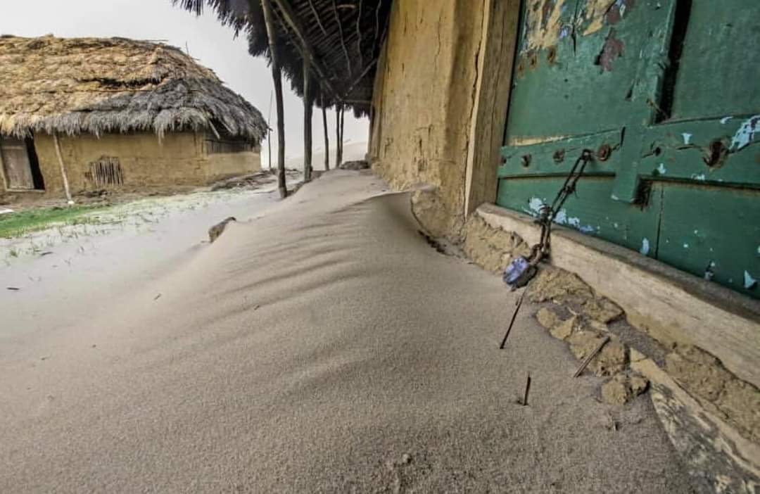 akshya_patra's tweet photo. This is the story of Satabhaya village in Odisha 🇮🇳 where over 700 families lived here once upon a time. This village is now submerged into the sea due to sea level rising. This hand pump is a symbol of “climate change”. 7 villages vanished so far. 
PC:@nilamadhabpanda https://t.co/jE6uW0Y3jL