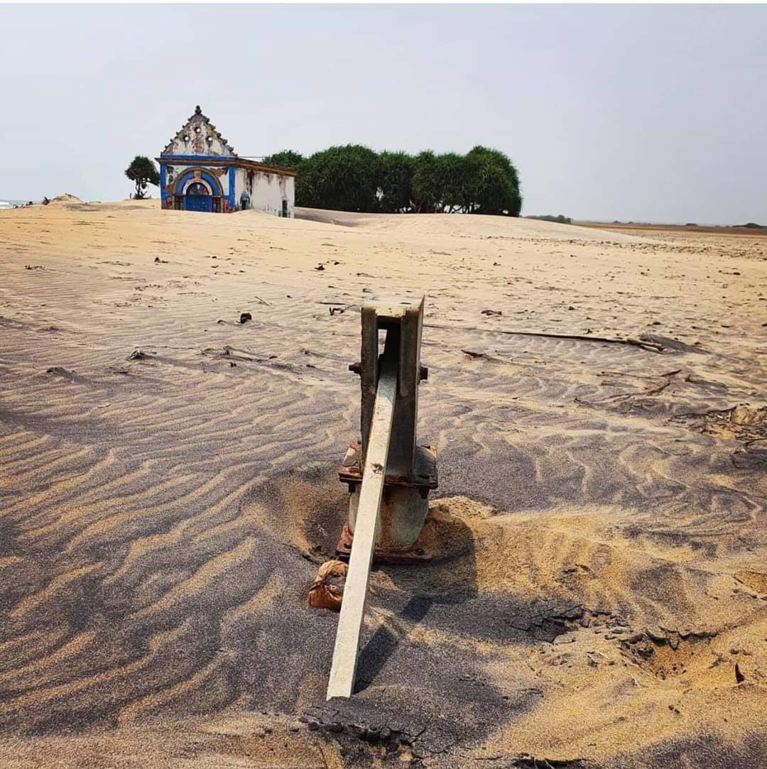 akshya_patra's tweet photo. This is the story of Satabhaya village in Odisha 🇮🇳 where over 700 families lived here once upon a time. This village is now submerged into the sea due to sea level rising. This hand pump is a symbol of “climate change”. 7 villages vanished so far. 
PC:@nilamadhabpanda https://t.co/jE6uW0Y3jL