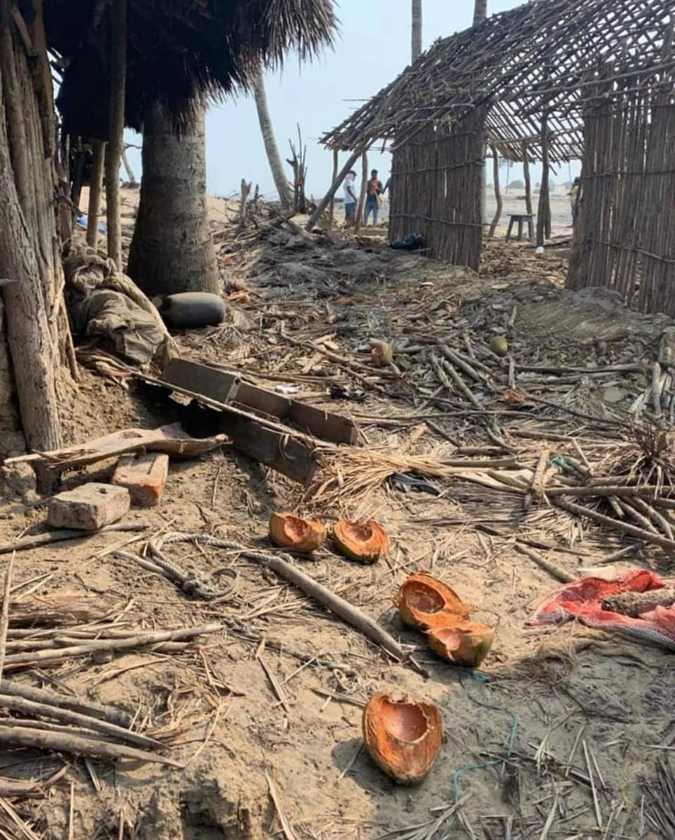 akshya_patra's tweet photo. This is the story of Satabhaya village in Odisha 🇮🇳 where over 700 families lived here once upon a time. This village is now submerged into the sea due to sea level rising. This hand pump is a symbol of “climate change”. 7 villages vanished so far. 
PC:@nilamadhabpanda https://t.co/jE6uW0Y3jL