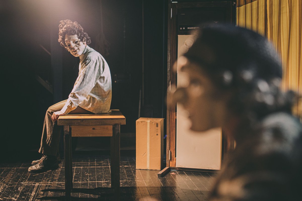 🎭 VPO
.
"Mai han tingut problemes. Ni un retard en el pagament del seu lloguer. Res. Però seràn expulsats de les seves cases..." 
Jairo Vargas
.
📢 ¡Estrena!
👉 13, 14 i 15 de maig
📍 Teatre Municipal Catalina Valls
🎟️ Entrades, palmacultura.koobin.cat/vpo
.
#vpociamigrants 
#teatre