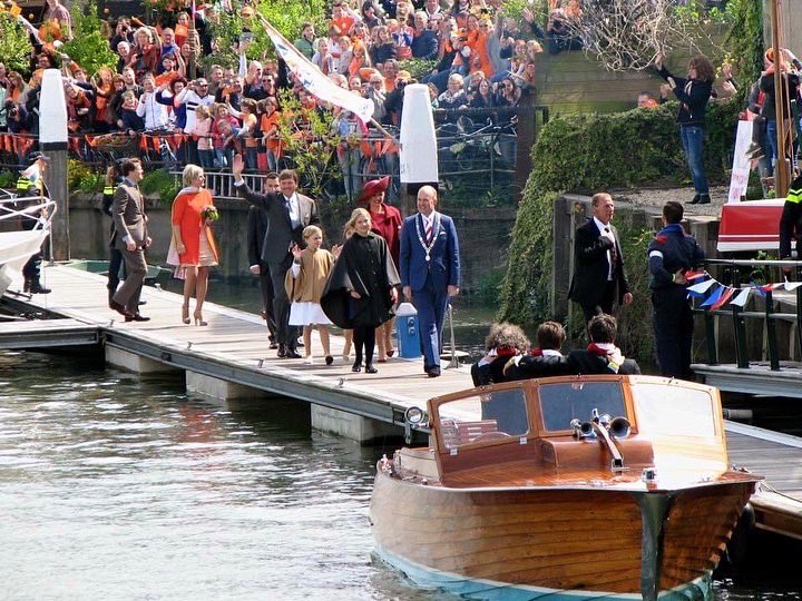 sibarone_'s tweet photo. Wat was dit een mooie dag! Koningsdag 2015 in Dordrecht. Alweer 7 jaar geleden toen de Koninklijke familie in Dordrecht was. Op deze dag voeren we de NOS om alles zo goed mogelijk in beeld te brengen. Zo gaaf! Ook werden we zelf nog kort geïnterviewd. Hele fijne Koningsdag! 🇾🇪👑 https://t.co/PfxRNW6wW1
