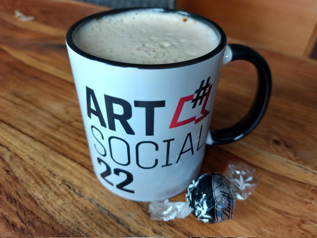 Kulturkomplizin's tweet photo. Gerade ist ein Geschenk vom #ArtSocial Team angekommen - und wurde direkt in Betrieb genommen. 😊🤩🎁  Dankeschönst! 😀🙏 #Schenken (27) #ArtSocial22Challenge #ArtSocial22 https://t.co/4MKnlRJgj4