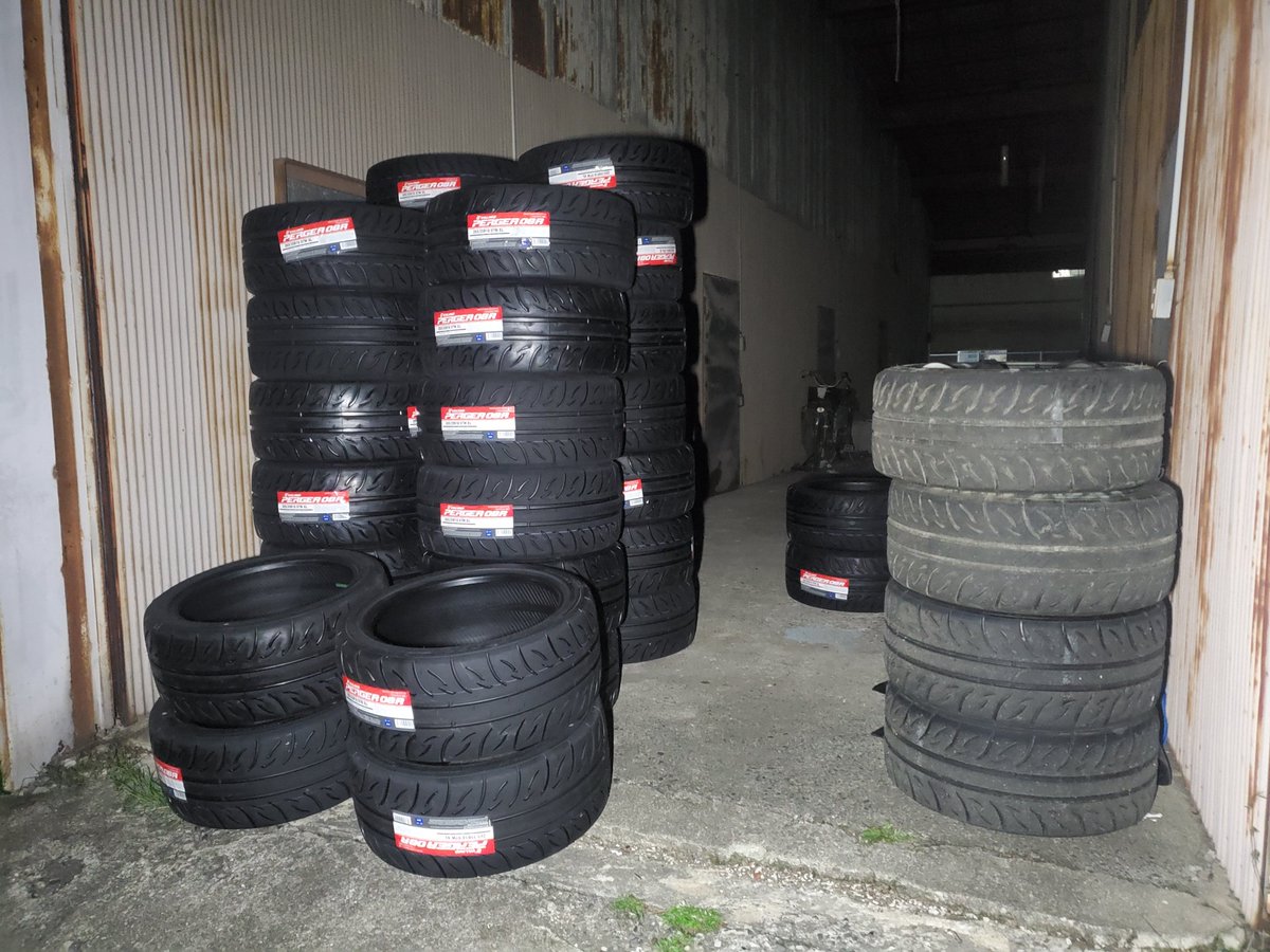 g_mogami36's tweet photo. 山盛りヴァリノ
倉庫に入るかな😅
#mcrfactory
#dmax
#lubross
#lubrossoil
#valinotire
#pergea
#sprege
#honestgroup
#株式会社HONEST
#myway
#myway_0533
#mat
#有限会社ヤスオカ
#carserviceairou
#mindcontrol
#aion
#sukekawaautobady
#名豊タイヤサービス小牧岩崎店
#鬼刺 https://t.co/dAHZokwlue