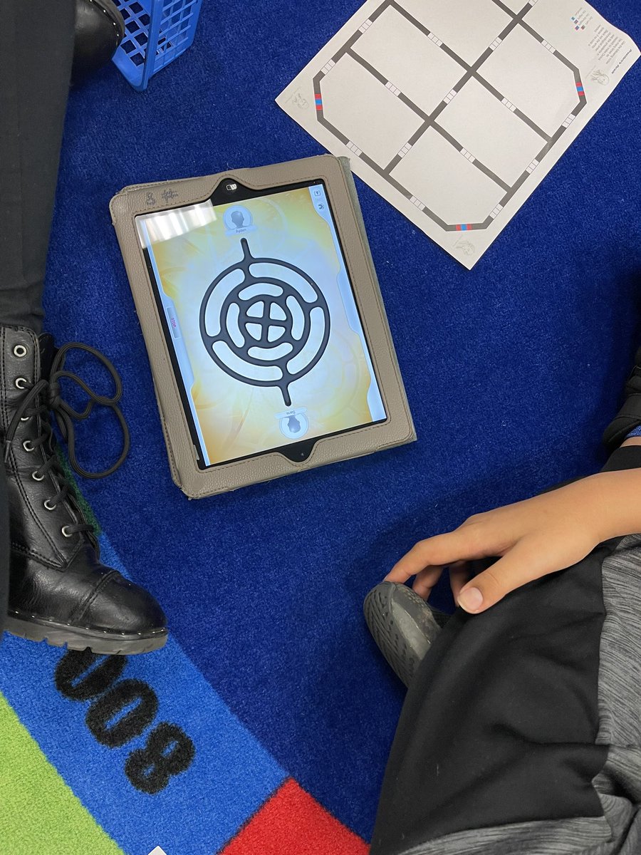 BookSmith123's tweet photo. Ozobot STEM fun with 5th grade readers! #coding #ozobotfun @J_SpencerSmith @TenaflySchools https://t.co/GSdyQxkXqN