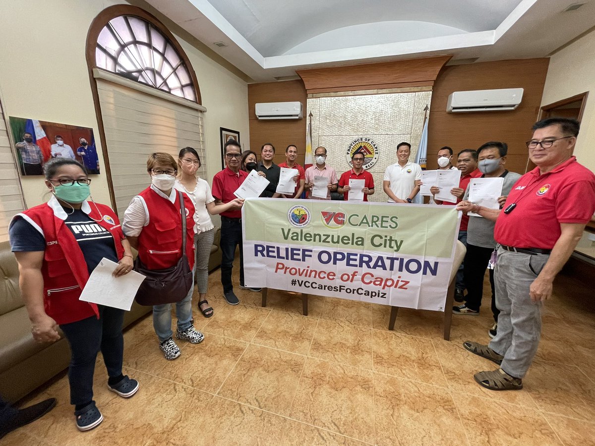 valenzuelacity's tweet photo. Patuloy ang ating #VCCares team sa paghatid ng tulong sa mga munisipilidad na napinsala ng bagyong #AgatonPH. Ngayong hapon, Abril 27, 2022, ay nagpaabot ang ating lungsod ng 3,040 na sako ng bigas sa probinsiya ng Capiz at sa mga Munisipalidad ng Cuartero, Dumarao, Mambusao, https://t.co/UCM9MTtEeY