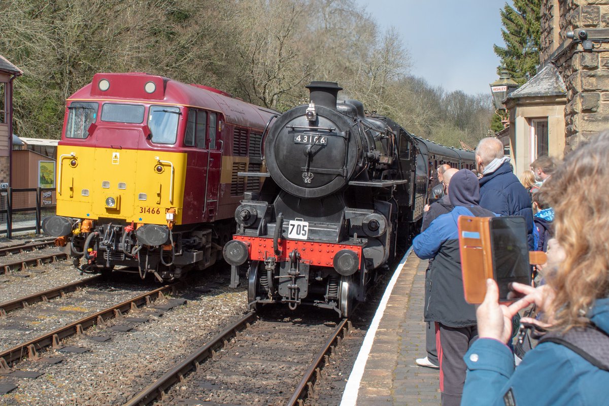 Class 31 31466 and  43106 get some very welcome attention as The Flying Pig comes in to Highley Station from Bridgnorth. Can you believe these engines were built just EIGHT years apart? (📸 Jason Hood) #SVRFamily #DaysOut #Class31 #FlyingPig