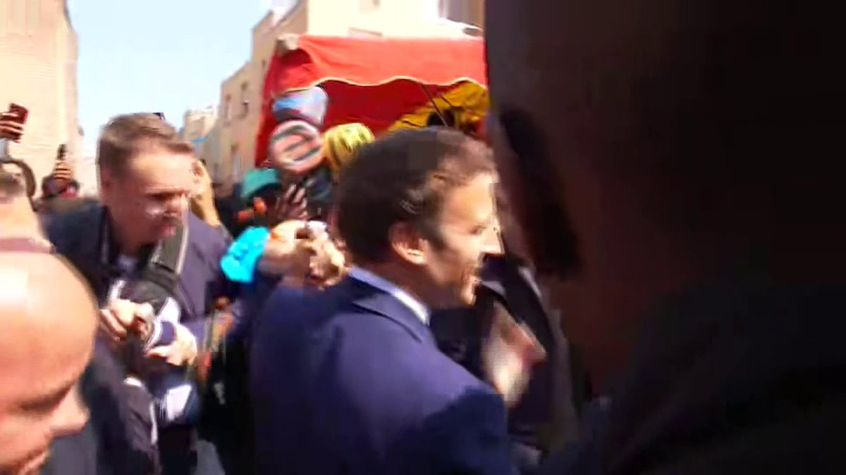 بالفيديو|| لحظة رشق ماكرون بالطماطم وسط أحد الأسواق في فرنسا بأول ظهور له بعد فوزه بالانتخابات