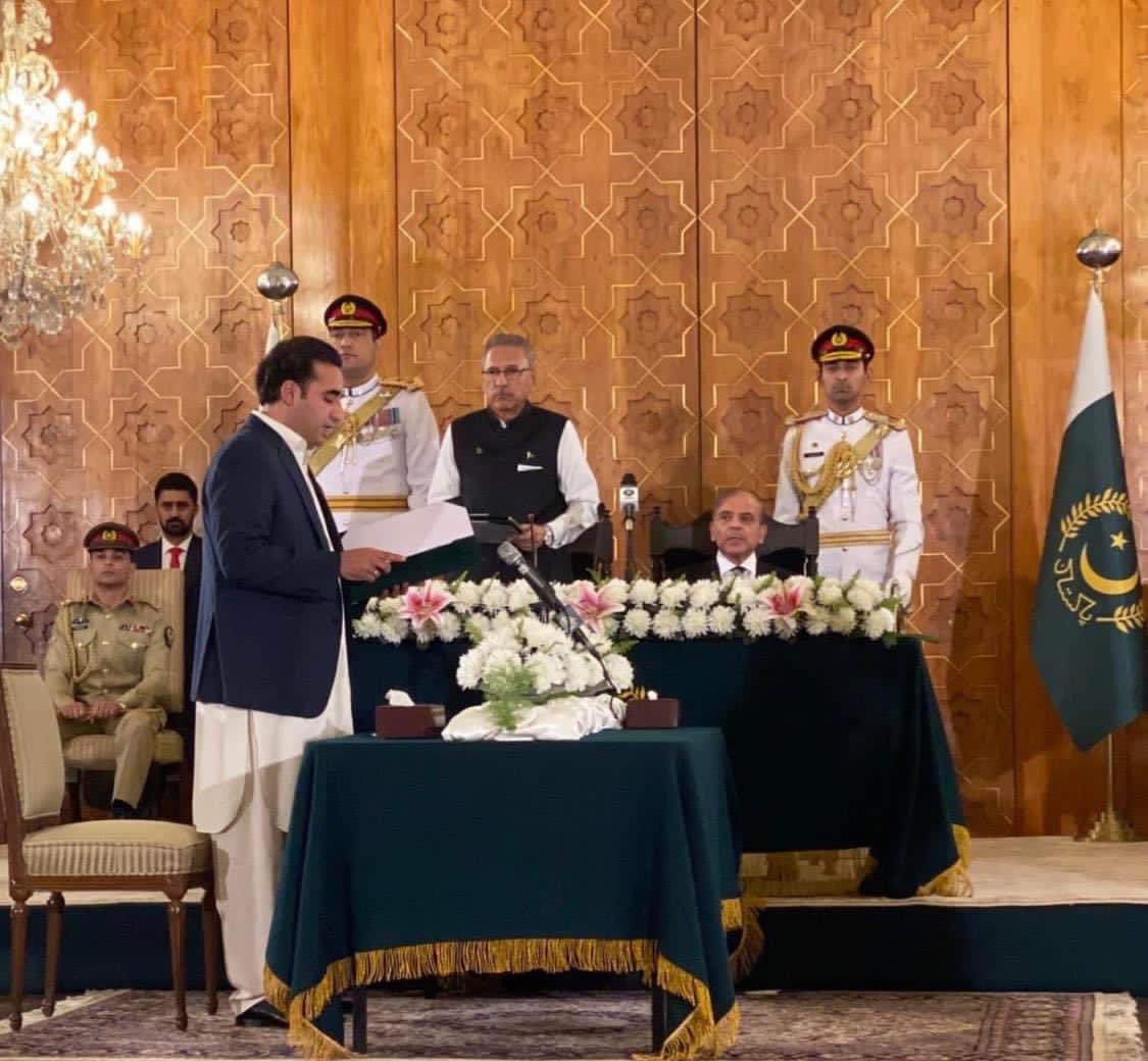 AslamShaikhLRK's tweet photo. پاکستان پیپلزپارٹی کے چیئرمین بلاول بھٹو زرداری نے وزیر خارجہ کا حلف اٹھالیا
چیئرمین بلاول بھٹو زرداری کی حلف برداری کی تقریب میں صدر پی پی پی پی آصف علی زرداری اور بی بی آصفہ بھٹو زرداری اور  شہید محترمہ بے نظیر بھٹو کی بہن محترمہ صنم بھٹوبہی  شریک
Congratulations https://t.co/L4W3ONSLLS