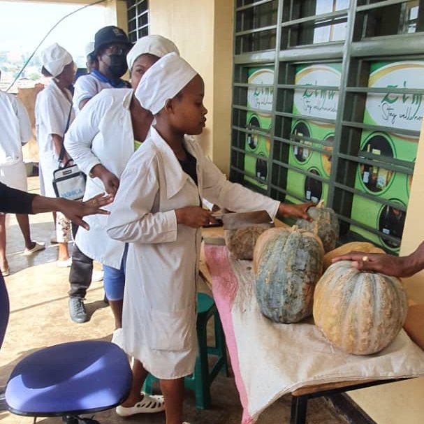 USAIDHingaWeze's tweet photo. Great news from @zimahealthy, a youth-owned medium enterprise adding value to farm produce. Using a @USAID grant of RWF 21m ($20,250), Zima makes and packages cookies, cooking oil, flour &amp; roasted seeds from pumpkins that are supplied to major supermarkets and hotels countrywide https://t.co/q3dwF5ljfL