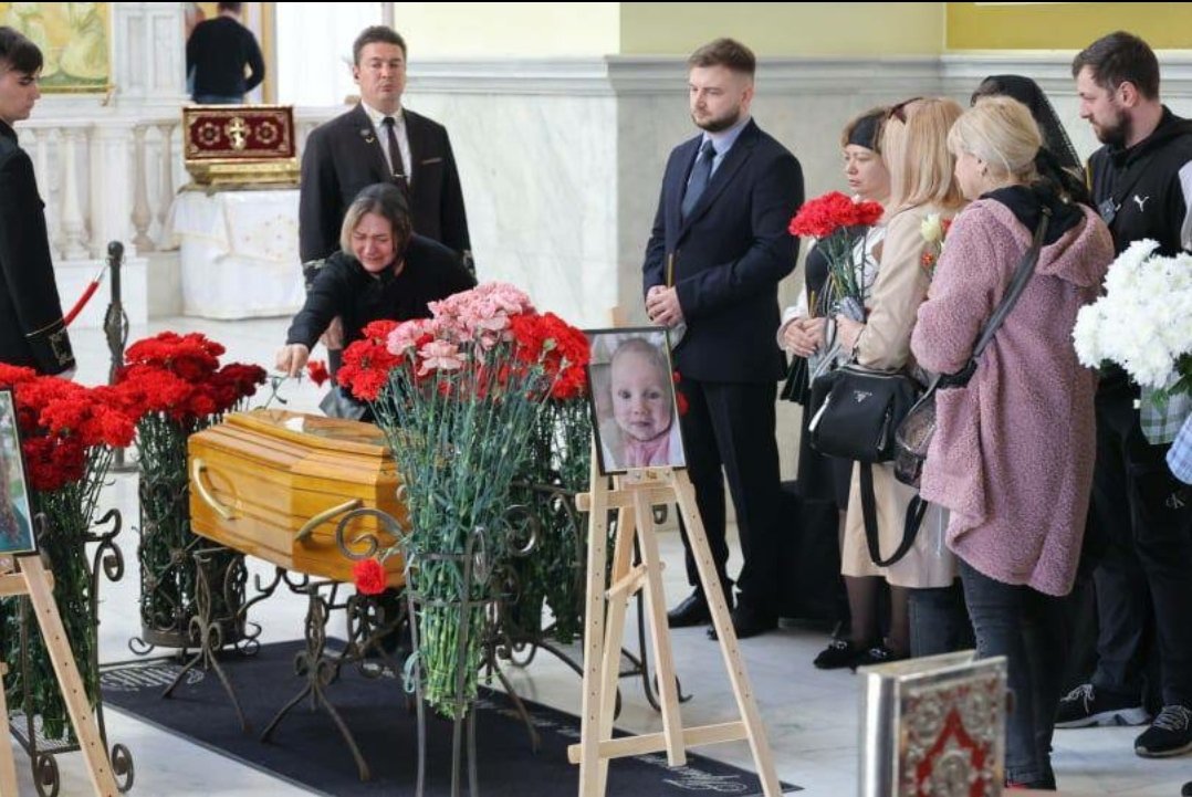 Buckarobanza's tweet photo. Dziś w Odessie obył się pogrzeb 3- miesięcznej Kiry oraz jej mamy i babci.

Trzy pokolenia kobiet zostały zabite przez rosyjską rakietę, jaka spadła na ich dom 23.04. https://t.co/cT9iu6SJrx