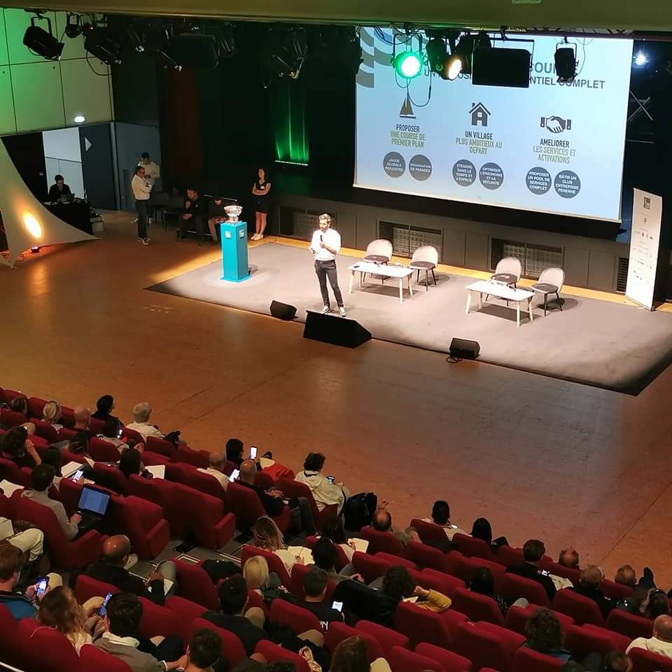Lorient_Event's tweet photo. ⛵️ 𝗖𝗢𝗨𝗥𝗦𝗘 𝗔𝗨 𝗟𝗔𝗥𝗚𝗘 ⛵️
⚓️ Présentation aux skippers et teams de la #routedurhum2022 avec OC Sport aujourd'hui au Palais des Congrès #Lorient
#routedurhumdestinationguadeloupe #courseaularge #courseenmer #ocsportpenduick #monocoques #multicoques #lorientbretagnesud https://t.co/JYlFyODbPS