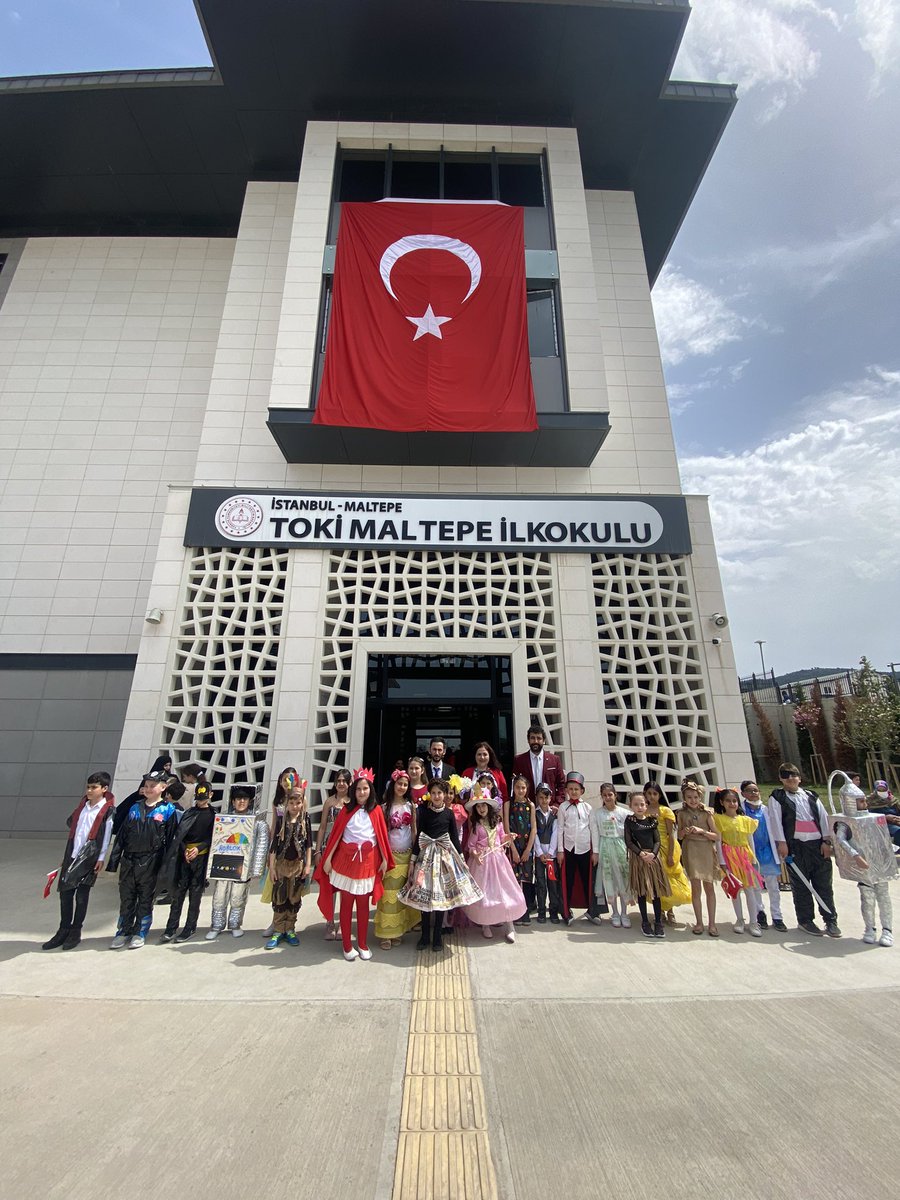 maltepeio's tweet photo. Çevre Dostu Okulumuzdan, Çevre Dostu Bir Gösteri
—
23 Nisan Gösterileri kapsamında 3C sınıfımızın hazırlayım sunduğu “Geri Dönüşüm Defilesi” 

🔄✅

#dönüşümüzmuhteşemolacak

@tcmeb
@csbgovtr
@imemtemelegitim
@cevredostuist 
@memleventyazici
@maltepemem34

https://t.co/77WpeQPXSd https://t.co/EHwA1hLVCL