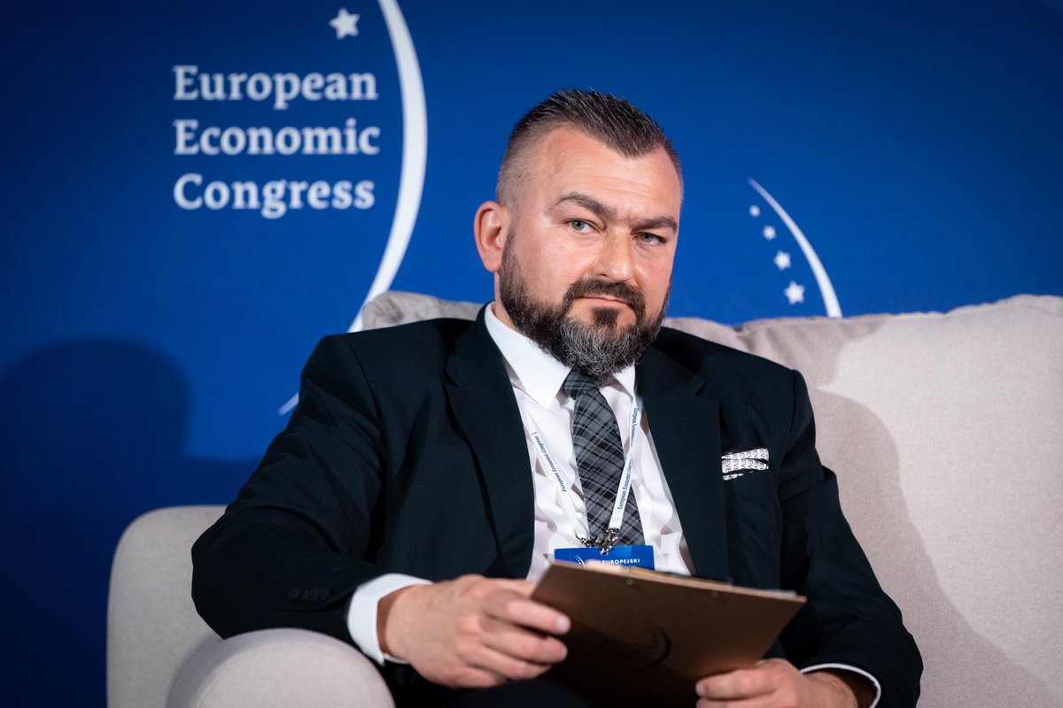 M_Wlodarczyk's tweet photo. Jarosław Kwasek, prezes zarządu PGE Dystrybucja, na Europejskim Kongresie Gospodarczym @EECKatowice | 26.04.2022 | 📷 fot. Mateusz Włodarczyk | #EEC2022 @Grupa_PGE https://t.co/KXhi6Nmr94