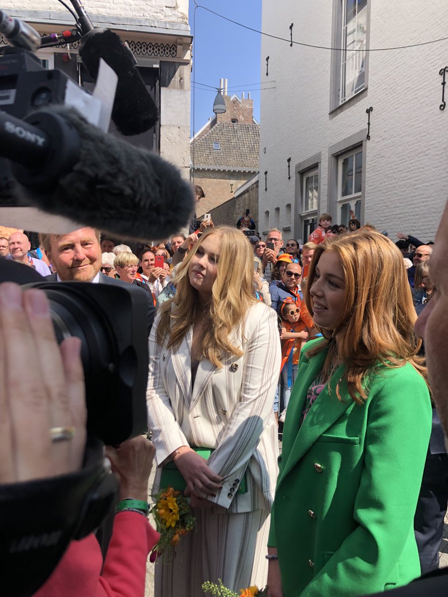 Amalia heeft veel geleerd tijdens stages, Alexia heeft het “super leuk” in Wales en Arianne vindt het thuis maar “rustig”. #Koningsdag #Maastricht