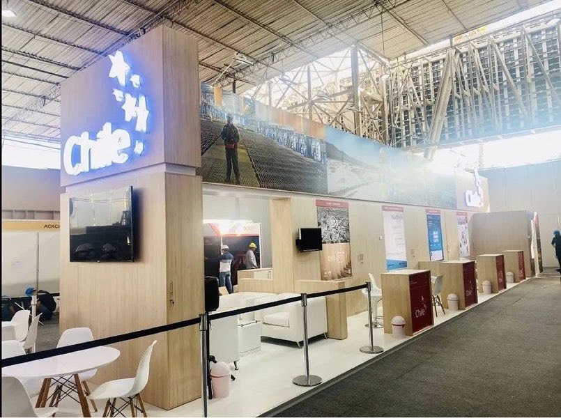 ProChile_T's tweet photo. DR de @ProChile_T y @ProChile_Antofa , Doris Olivares y Marcia Rojas realizaron visita de inspección al pabellón #Chile que integrarán las empresas para participar en @Expomina 🇵🇪2022

Participación de #Tarapacá a través del Proyecto financiado por Gobierno Regional a través FNDR https://t.co/WHy5E3XI4k