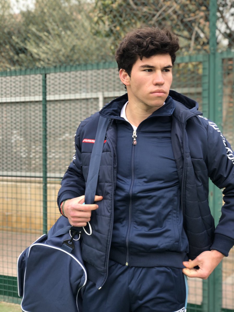 Cuando combinas lo mejor de lo mejor el resultado es siempre insuperable. 

Aquí algunas de nuestras prendas favoritas: chandal, abrigo y bolsa a conjunto que cumplen con unas cualidades innegables para acompañaros a lo más alto.