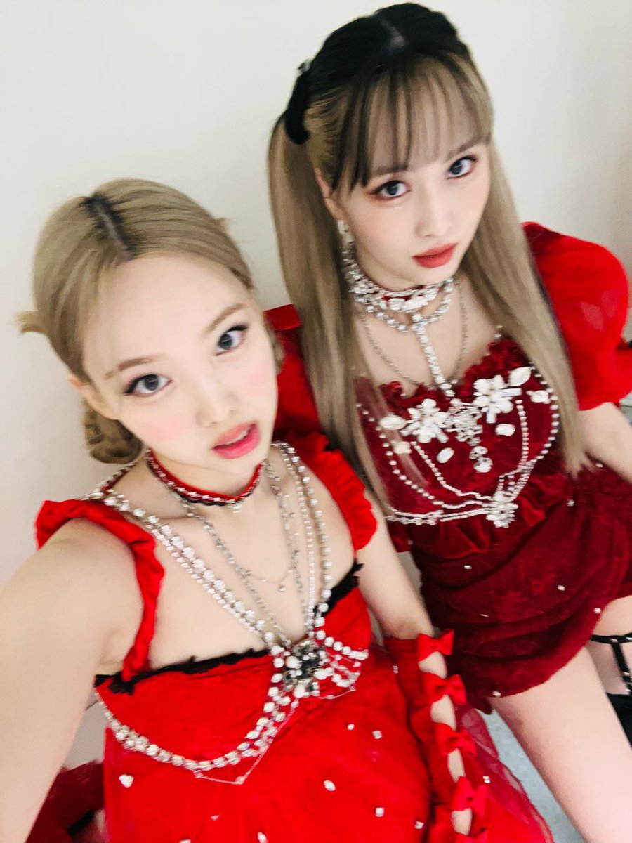 mimohourly's tweet photo. #MOMO #MINA #NAYEON #JEONGYEON https://t.co/fEurUlthHq