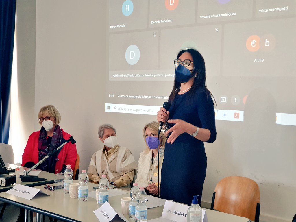 unisiena's tweet photo. 🔴 inaugurate le lezioni del #master "Il #CodiceRosa. Un nuovo modello di intervento nella presa in carico delle vittime di #violenza”.
🔴 È intervenuta la senatrice Valeria Valente. https://t.co/dNU3elOVTb https://t.co/okgU7py4mH