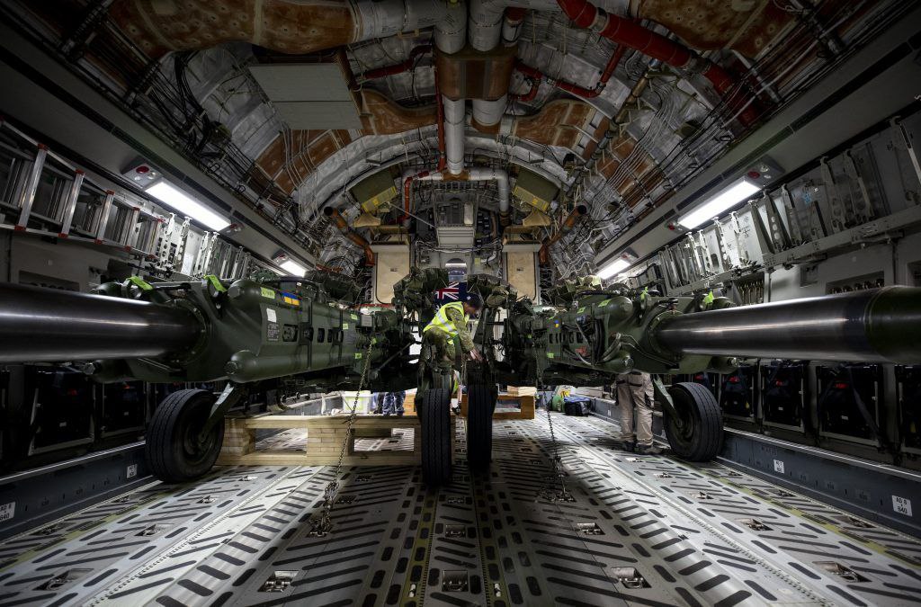 WarNewsPL1's tweet photo. 🇷🇺🔥🇺🇦
🇦🇺 Nowe zdjęcia haubic M777: broń wysłano na Ukrainę z Australii. https://t.co/p6pAbr6cMv