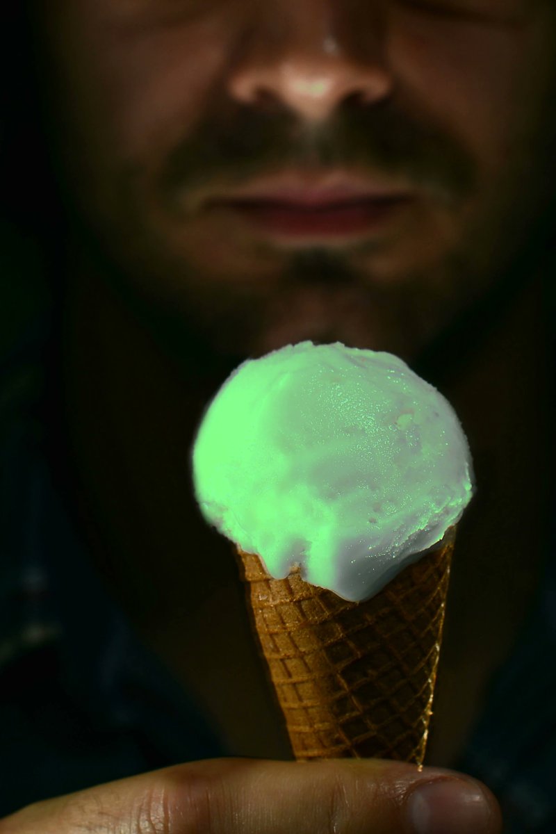 Ice_DreamBoat's tweet photo. imagine that someone just broke into your house to give you an ice cream.... https://t.co/YbWy0VfvMh