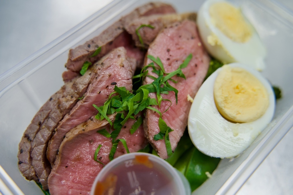 FreshPrepare's tweet image. The classic combination of Steak &amp;amp; Eggs with firecracker sauce... YUM!😊

#eatclean #cleaneating #nutrition #mealplan #healthyeating #healthyfood #protein #weightloss #foodporn #realfood #mealprepping #fitfood #northeast #nefoodies #ne1 #fitness #healthy #lifestyle #foodie #fit