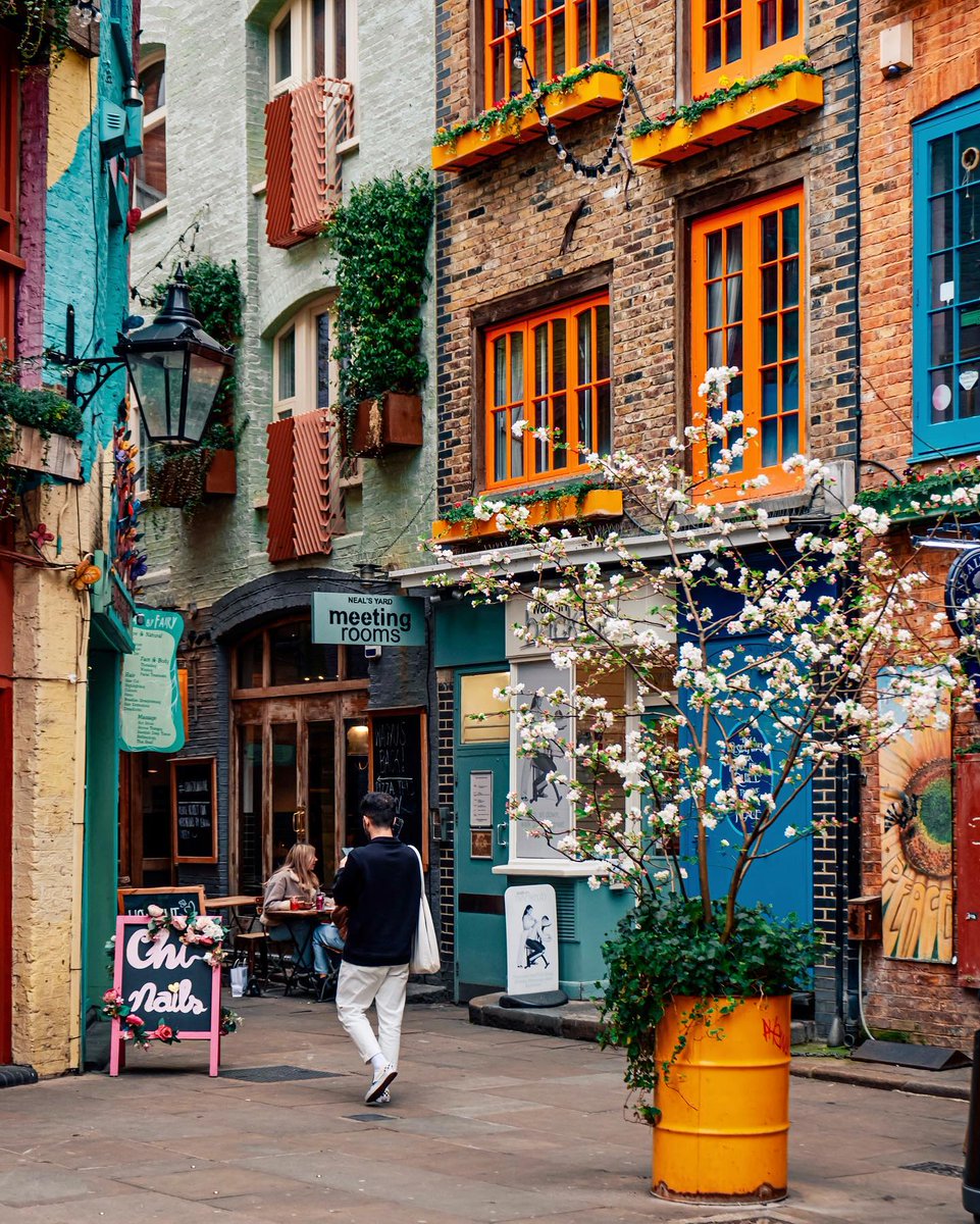 Neal's Yard is the alleyway of pure happiness🧡 Have you visited yet? #LetsDoLondon #VisitLondon [📸 <a href="/elensham/">Elena</a>] bit.ly/38jt6qW