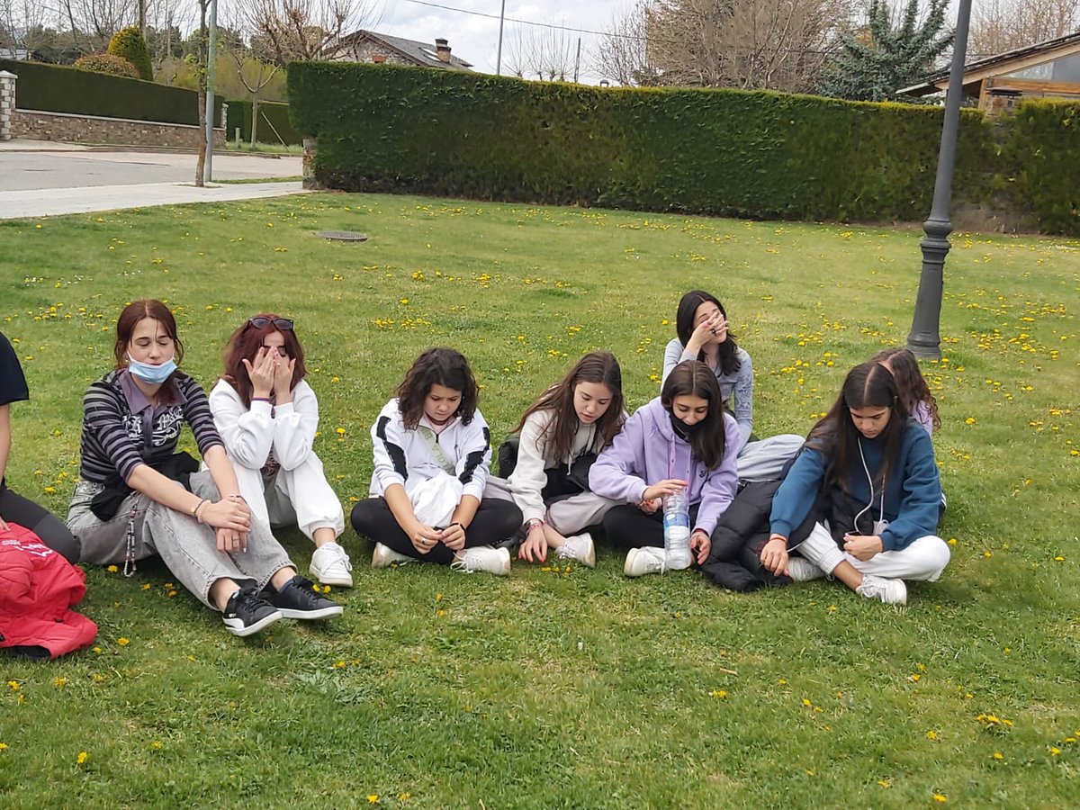 csaamparod's tweet photo. Después  de recorrer el maravilloso pueblo de Puigcerdà, y conocer un poco de su historia, hay que recomponerse y hacer feedback de la actividad, que ha sido valorada muy positivamente https://t.co/6ntX7GZa95