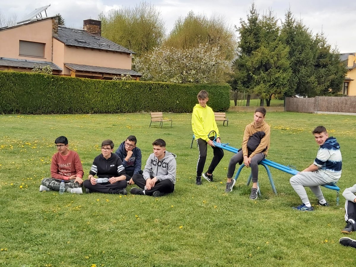 csaamparod's tweet photo. Después  de recorrer el maravilloso pueblo de Puigcerdà, y conocer un poco de su historia, hay que recomponerse y hacer feedback de la actividad, que ha sido valorada muy positivamente https://t.co/6ntX7GZa95