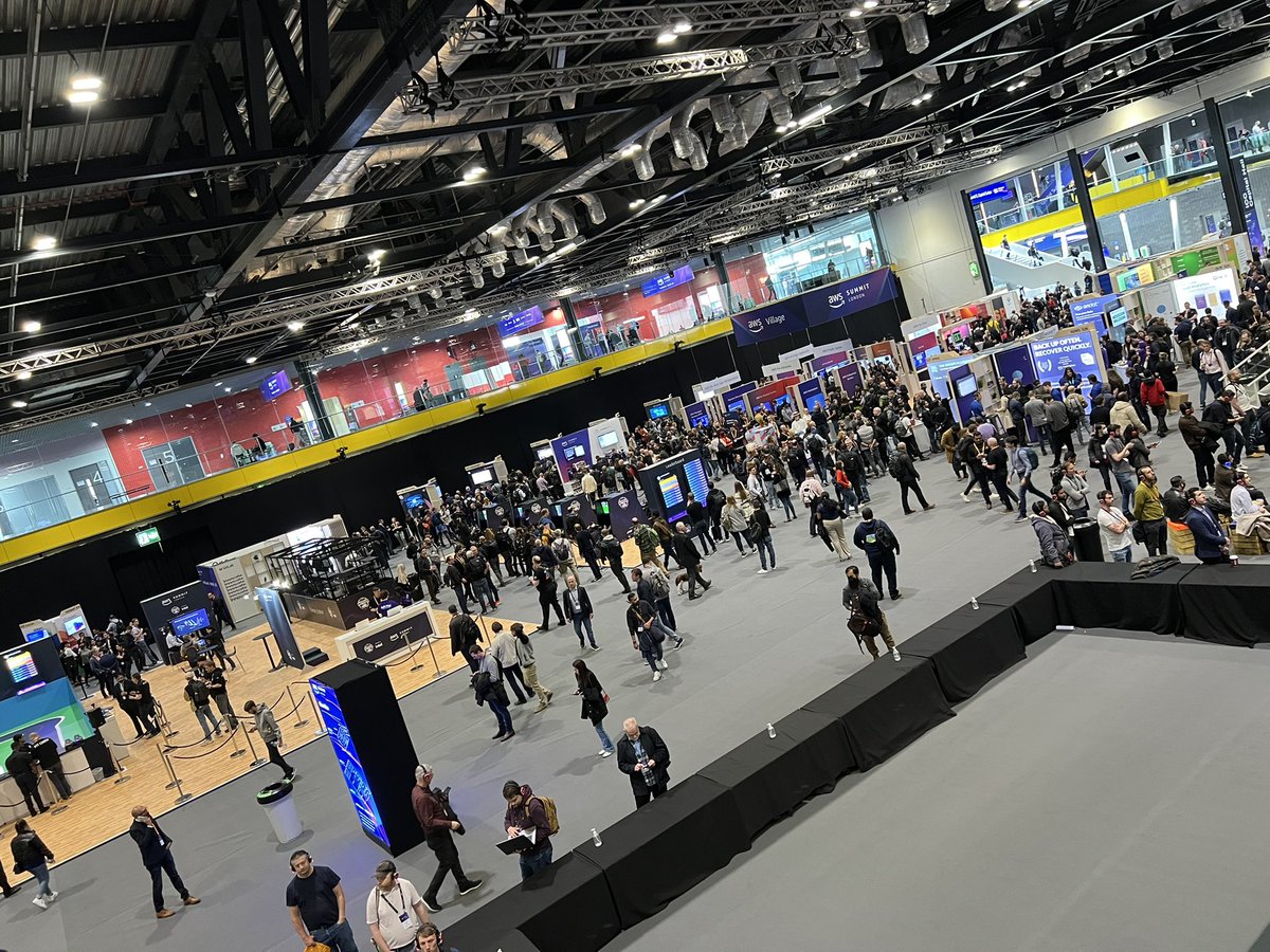 LotusWebDesign1's tweet image. Having an absolute blast at the #AWSSUMMITLONDON 

#womenintech #WomenInSTEM #developer #aws