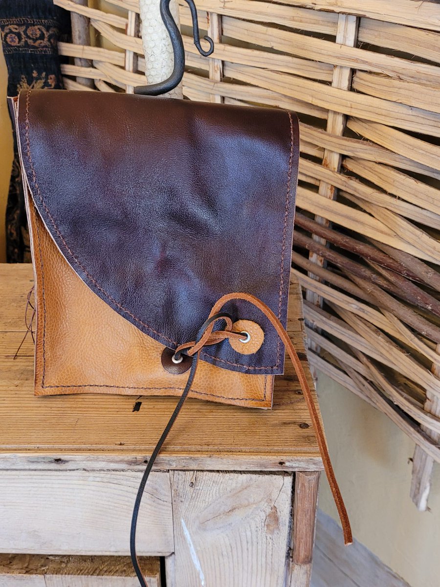 Have you ever wanted to learn the traditional crafts of Leather Bag Making or Blacksmithing? Book to learn in the beautiful Stanwick Lakes nature reserve! 🤩 If you would like to book and pay or for more information please click here stanwicklakes.org.uk/.../traditiona…