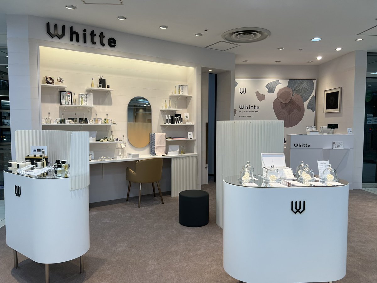 nobi's tweet photo. #白石白百合 さんのフレグランスブランド #WHITTE ( #ウィッテ )
初の常設店が池袋東武2階の5番街に。
なんとギャラリー(予約制)付きVIPルームのあるフレグランス店。そして最初の展覧会は波戸場さん! @HatobaShoryu
彼女の考えがたっぷり詰まったお店。詳しい動画は後ほど。 https://t.co/sJ5oqLP9Nt