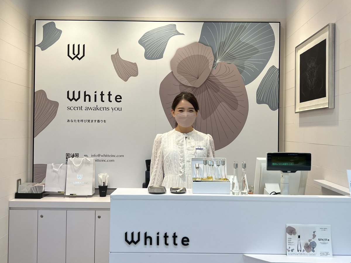 nobi's tweet photo. #白石白百合 さんのフレグランスブランド #WHITTE ( #ウィッテ )
初の常設店が池袋東武2階の5番街に。
なんとギャラリー(予約制)付きVIPルームのあるフレグランス店。そして最初の展覧会は波戸場さん! @HatobaShoryu
彼女の考えがたっぷり詰まったお店。詳しい動画は後ほど。 https://t.co/sJ5oqLP9Nt