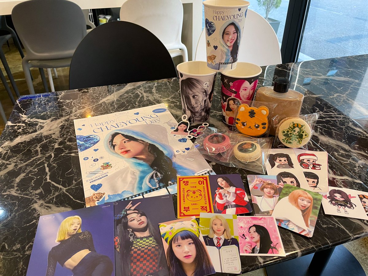 Season_of_TWICE's tweet photo. #채영아생일축하해
#4월에_태어난_딸기공주님
#채영이의_24살_반갑댜아아

채영아 생일 축하해 :D 
예쁜 채영이 생일 카페 해주셔서 감사합니다!! 사진도 굿즈도 정말 다 예쁘고 좋았어요 🥰 https://t.co/A4gJ9teKAV