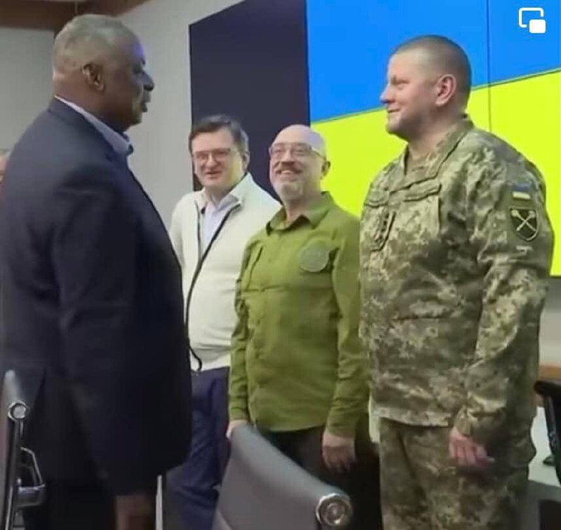 BLM в действии большой негр строит украинских нацистов. И гляньте как они ему в рот заглядывают.