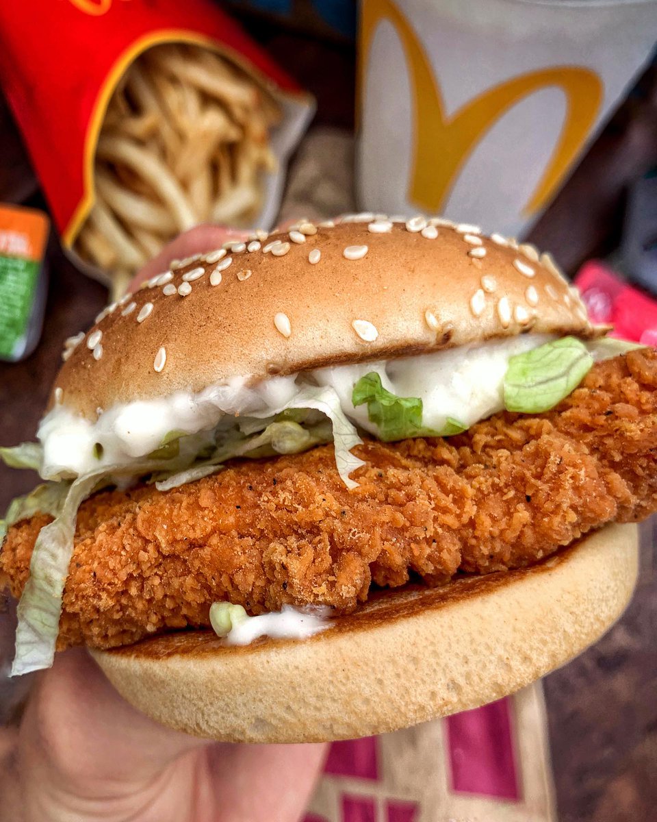 McDonaldsUK's tweet photo. 🌶 THE MCSPICY IS BACK 🌶

Things are heating up, the McSpicy is back for a limited time only 👀

How spicy will it be for you? #McSpicyDebate

📸 | lickyplate https://t.co/o3O7imcdjv
