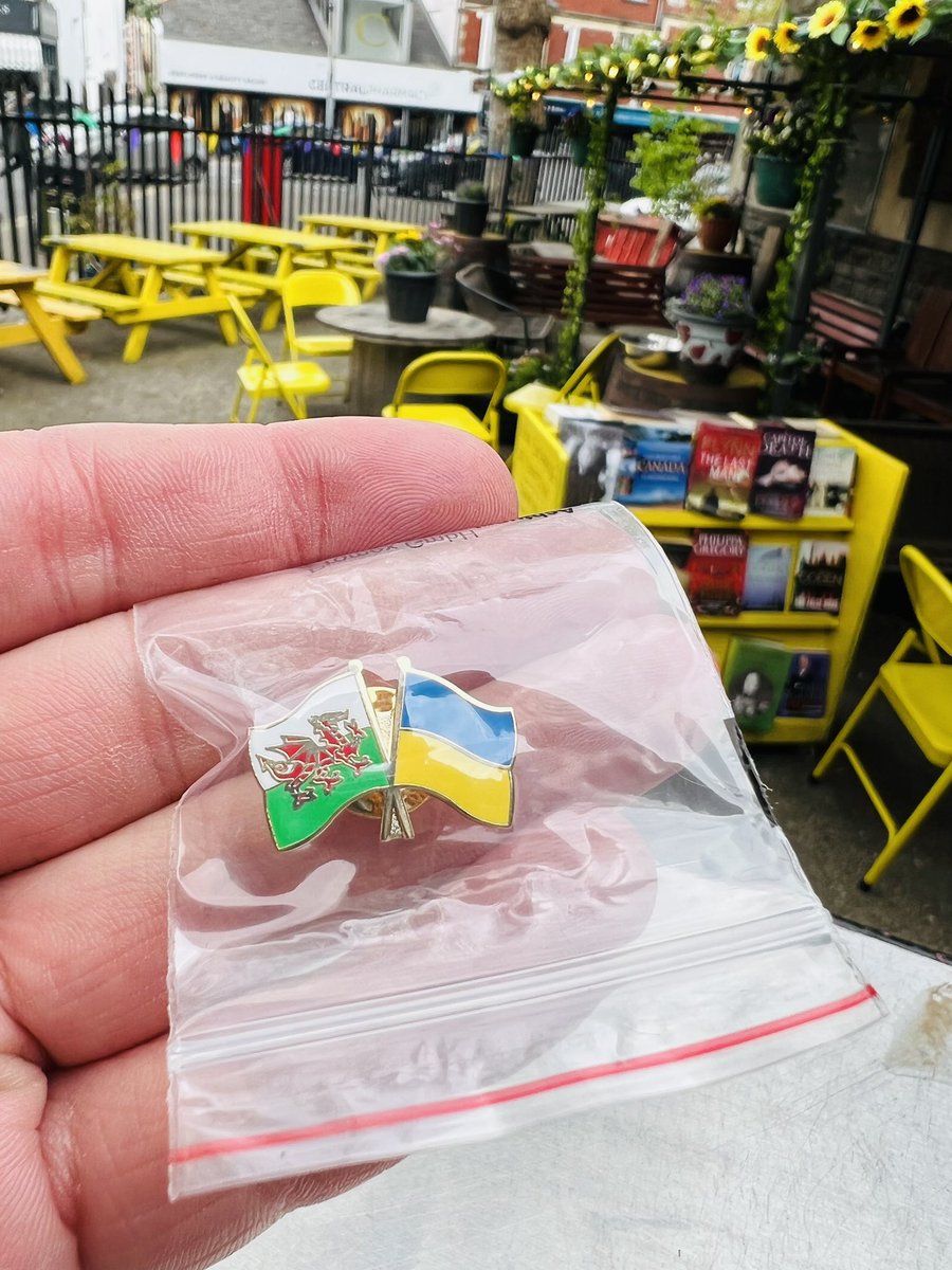 We have Wales/Ukraine pins here for charity! £3!
🏴󠁧󠁢󠁷󠁬󠁳󠁿 🇺🇦