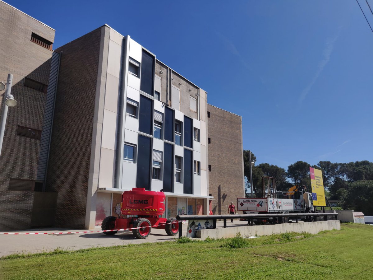 Some crispy news from our demonstration #building in Catalonia📍

The construction company is moving forward with the installation of the #PnH facade system🚧

To know more about our #PC3, check the project website ➡
plug-n-harvest.eu/index.php/pilo…

#H2020 #plugnharvest #smartfacade