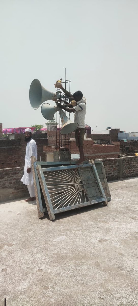 gorakhpurpolice's tweet photo. #gorakhpurpolice 

मा0 उच्च न्या0 द्वारा निर्गत आदेश के अनुपालन में #gorakhpurpolice, प्रशासन एवं प्रदूषण नियंत्रण बोर्ड द्वारा कार्यवाही करते हुए विभिन्न स्थानों पर धर्मगुरूओं से संवाद व सम्नवय करते हुए आपसी सहमति से धार्मिक स्थलो से लाउडस्पीकर हटवाया गया ।

#Uppolice @dgpup https://t.co/AZ6OdBcYQK