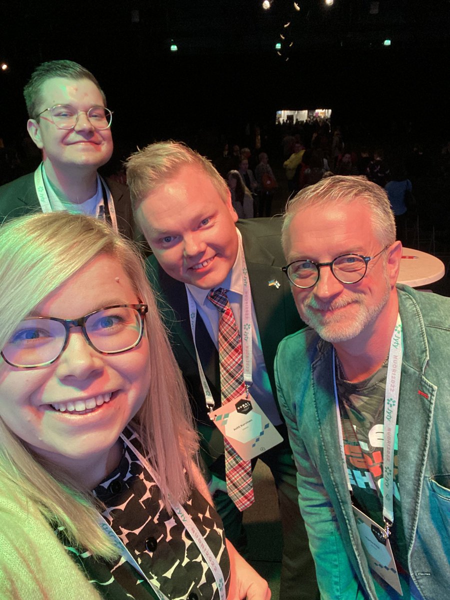 SaaraHyrkko's tweet photo. Olipa reipas keskustelu, kiitos kollegat @kurvisentwiit ja @markokilpi juontaja @RobertSundman ja järjestäjä @AllianssiRy! Kiva päästä porukalla pureutumaan nuorten hyvinvointiin ja vähän innostumaankin ratkaisuista. Käänne tarvitaan, itsestään se ei tapahdu. #NUORI2022 https://t.co/YJq02o1DFj