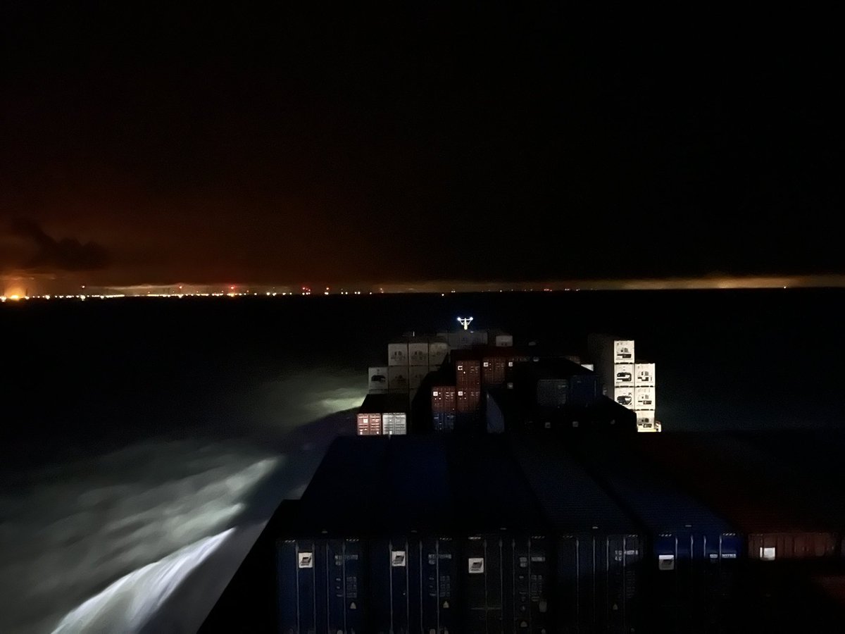 IcePilotUK's tweet photo. A rather chilly night with no wind inbound on the #Thames despite the uncivilised time it is still a kind of a magical experience #pilotslife #shipping Berthing assisted by #Svitzer #Tugs https://t.co/aBGSePbPPL