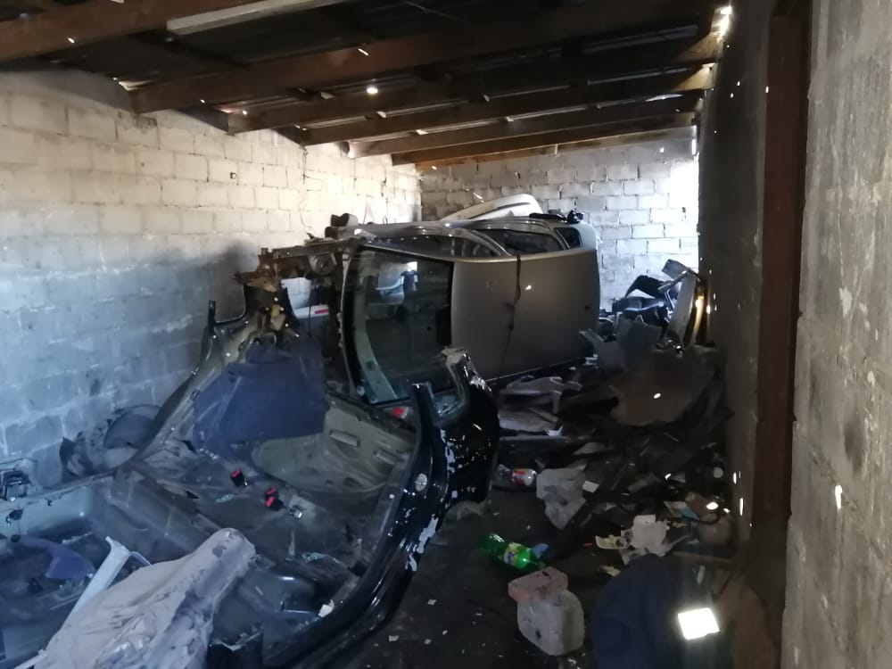 SAPoliceService's tweet photo. #sapsWC Harare police pounced on a chop shop in Block 54, Kuyasa, Khayelistsha yesterday and found suspects dismantling two stolen vehicles. Four suspects were arrested. Number plates and other car parts were also found on the premises. #TrioCrimes ML
https://t.co/FYZyliv7ei https://t.co/W9I2kgP714