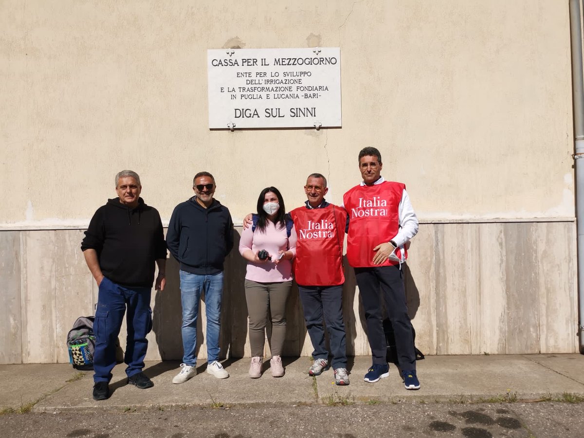 Italia_Nostra's tweet photo. #Ieri l'#EducationalTour "Conoscere il Fiume #Sinni" organizzato come azione di sensibilizzazione per il Contratto di fiume Valle del Noce e Valle del Sinni. A guidare gli studenti in visita all'invaso di Monte Cotugno, Domenico Totaro, presidente #ItaliaNostra #Senisese. https://t.co/VzFqI2DA80