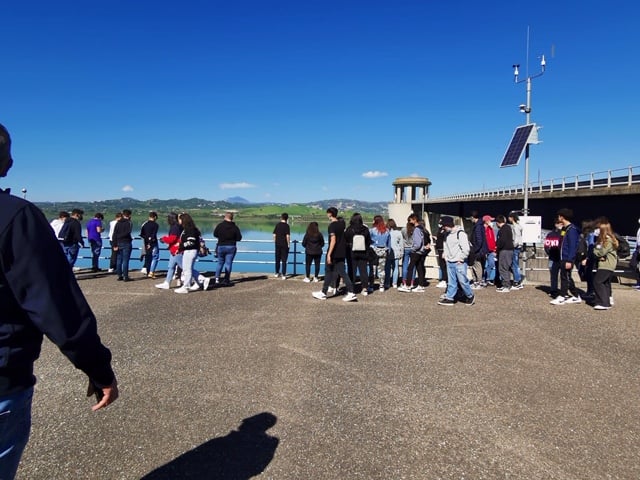 Italia_Nostra's tweet photo. #Ieri l'#EducationalTour "Conoscere il Fiume #Sinni" organizzato come azione di sensibilizzazione per il Contratto di fiume Valle del Noce e Valle del Sinni. A guidare gli studenti in visita all'invaso di Monte Cotugno, Domenico Totaro, presidente #ItaliaNostra #Senisese. https://t.co/VzFqI2DA80