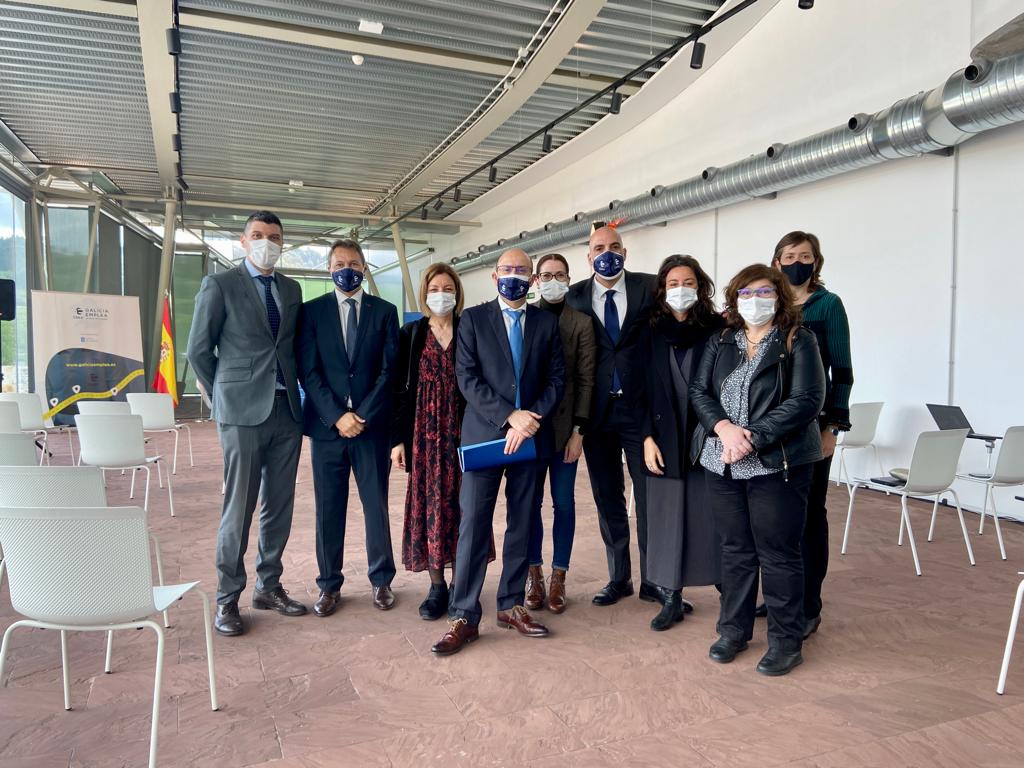 Clece_'s tweet photo. Presentamos junto a Mª Jesús Lorenzana, Conselleira de Emprego e Igualdade de la @Xunta, la Ruta #GaliciaEmplea, una iniciativa con la que contrataremos a más de 275 personas de la comunidad gallega a través de 6 paradas que albergarán a 75 municipios.
https://t.co/5WfiDrDDKd https://t.co/jZ9KENPL7F